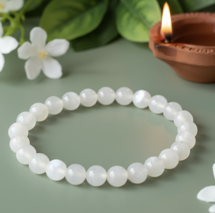 WHITE MOONSTONE FOR HARMONS AND TO ATTRACT LOVE